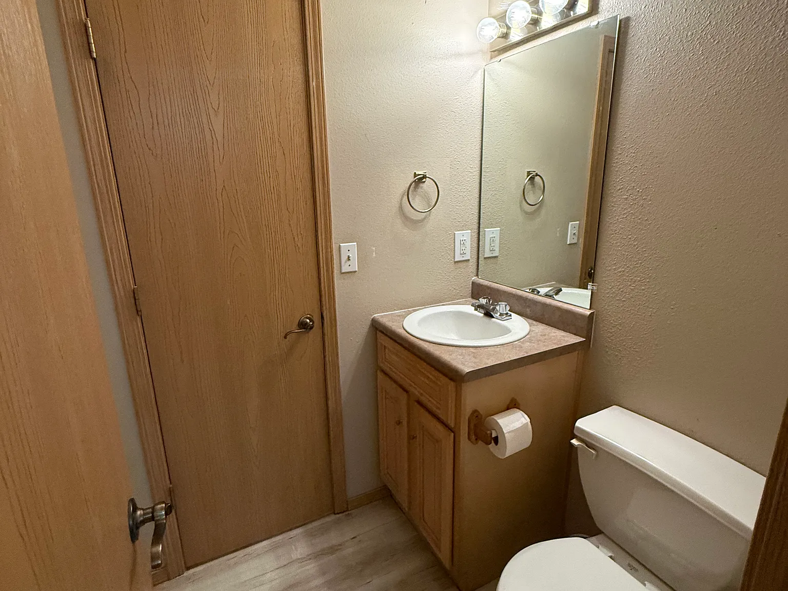 14 Lakeshore Dr — Photo 2