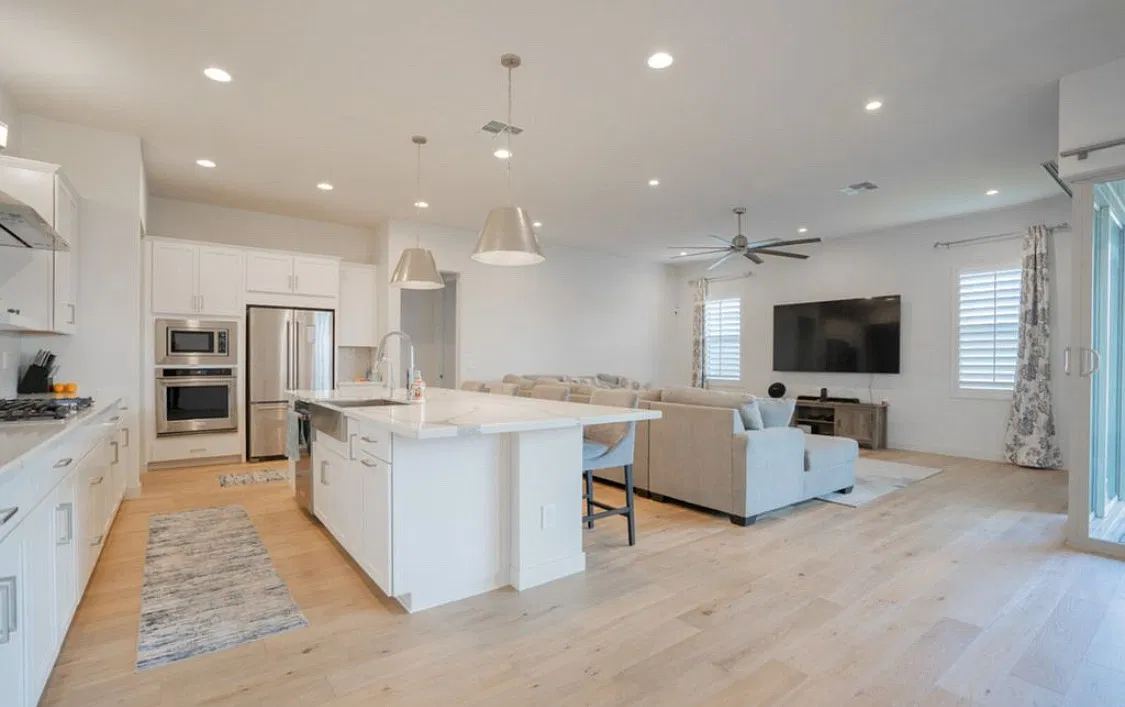 3418 E Valencia Dr — Photo 2