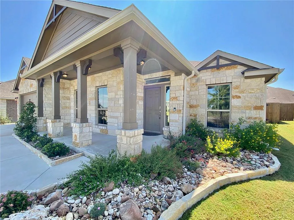 3 bed, 2.0 bath, 1993 sqft, $2,295 — Photo 4