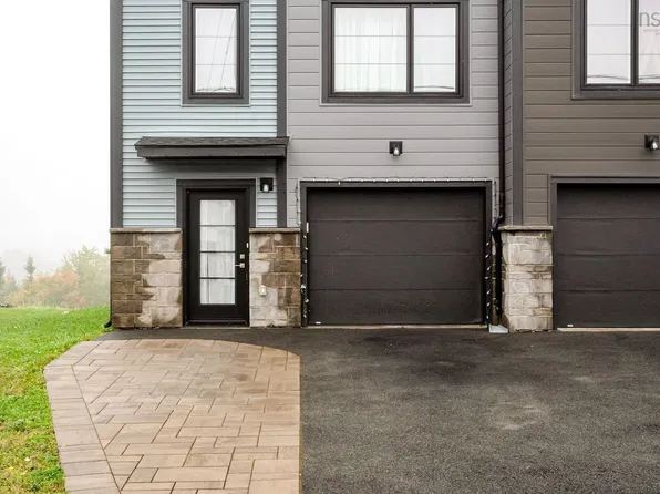 69 Flatrock Cres, Halifax, NS B3T 0N2