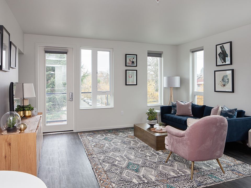 Grant Park Village living room and patio