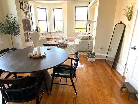3rd image of 958 N Hoyne Ave #3F