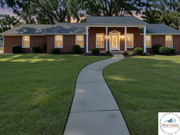 1615 S Main St, Clinton, MO 64735