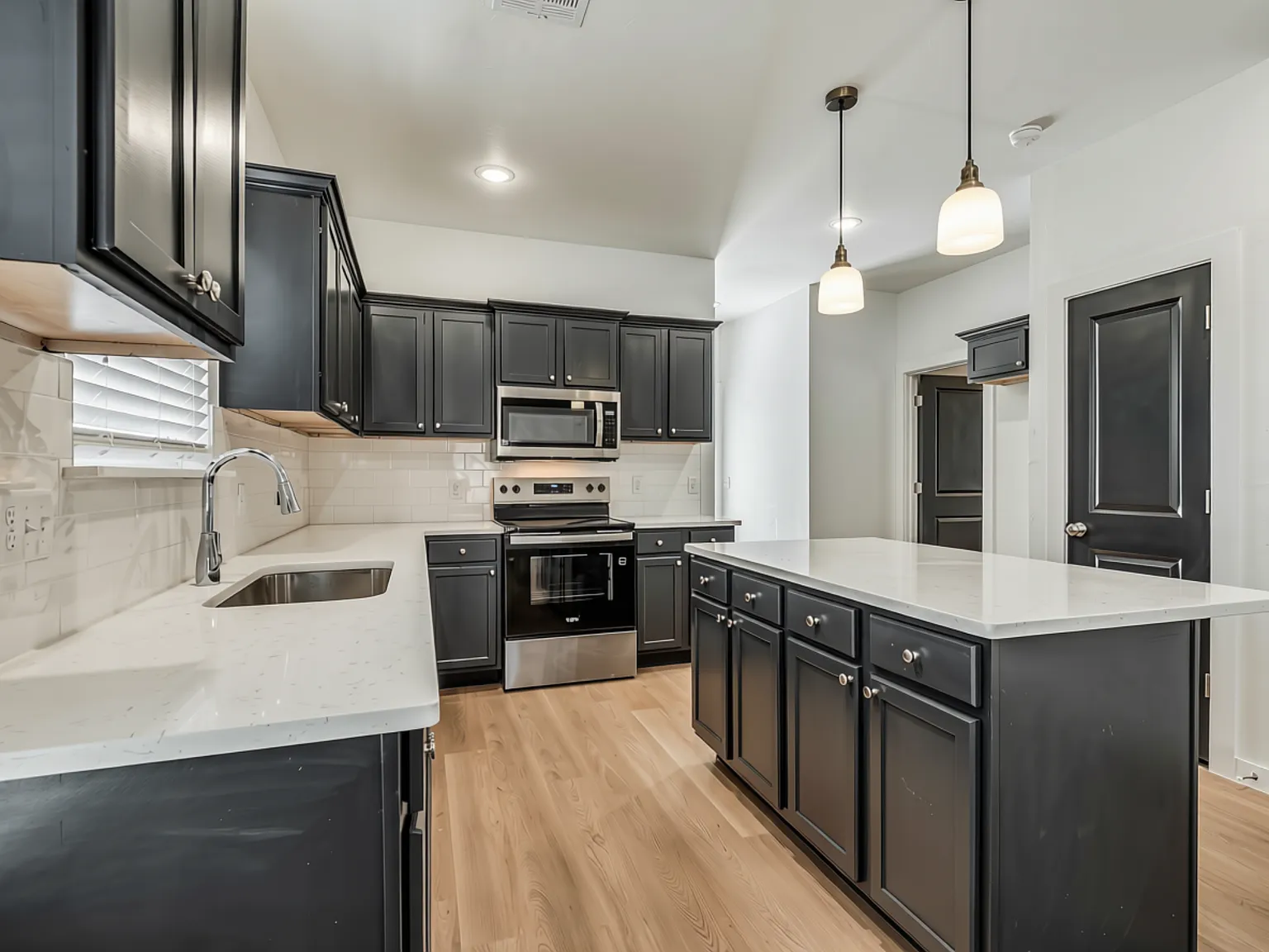 3 bed, 886 sqft, $1,095 — Photo 3