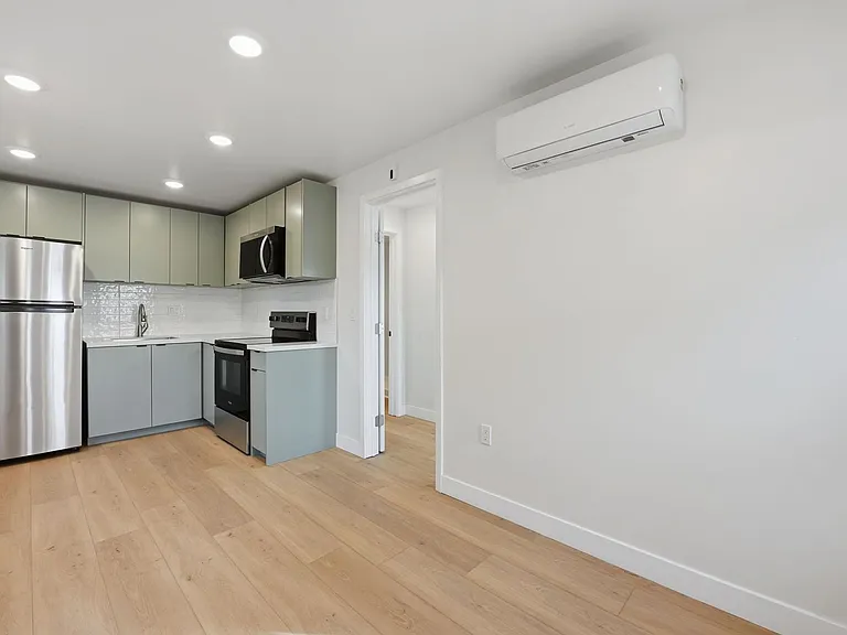 2735 Broadway #5 — Photo 3