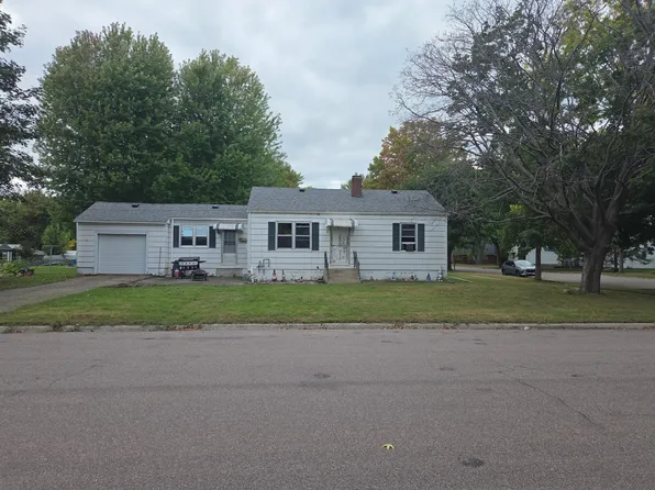 1327 Owen Ave N, Glencoe, MN 55336