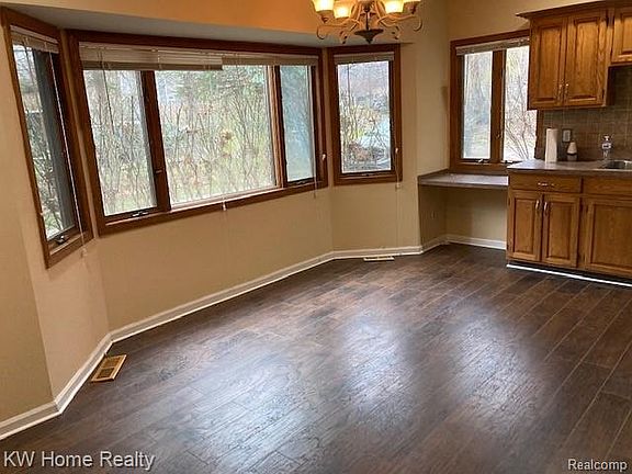 5th image of 8863 Lakeview Dr