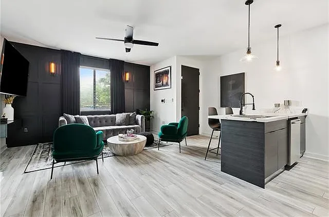 2 bed, 1.0 bath, 900 sqft, $2,000 — Photo 3