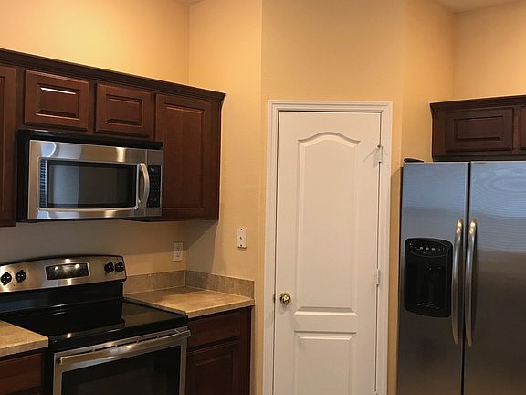 3rd image of 3221 San Jacinto Cir