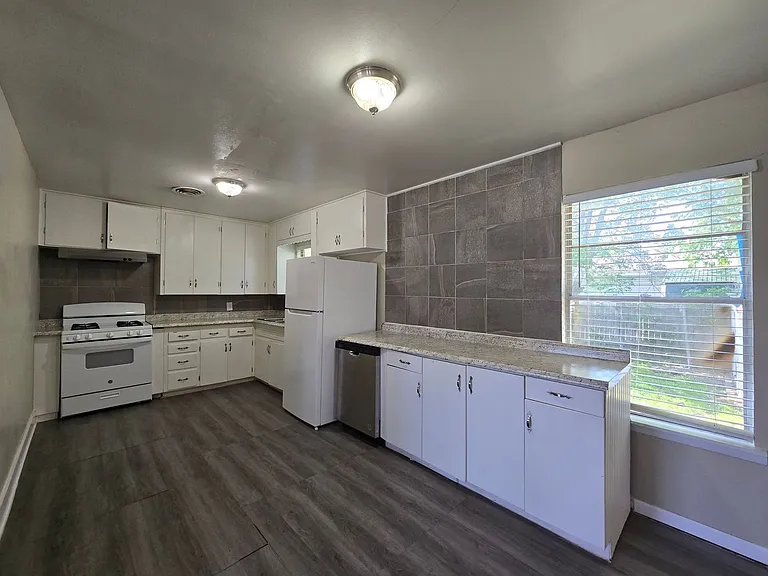 208 W Anderson Ave — Photo 3