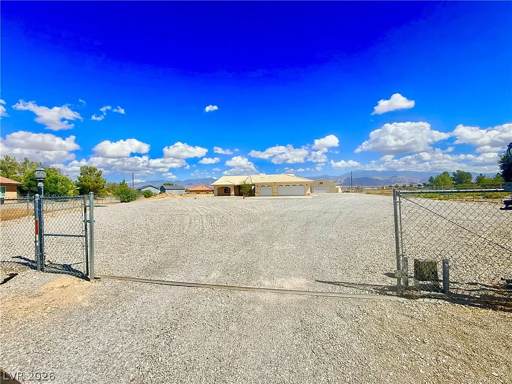 3 bed, 2.0 bath, 1989 sqft, $2,800 — Photo 2