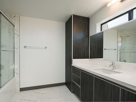 4th image of 178 N Alexandria Ave APT 1