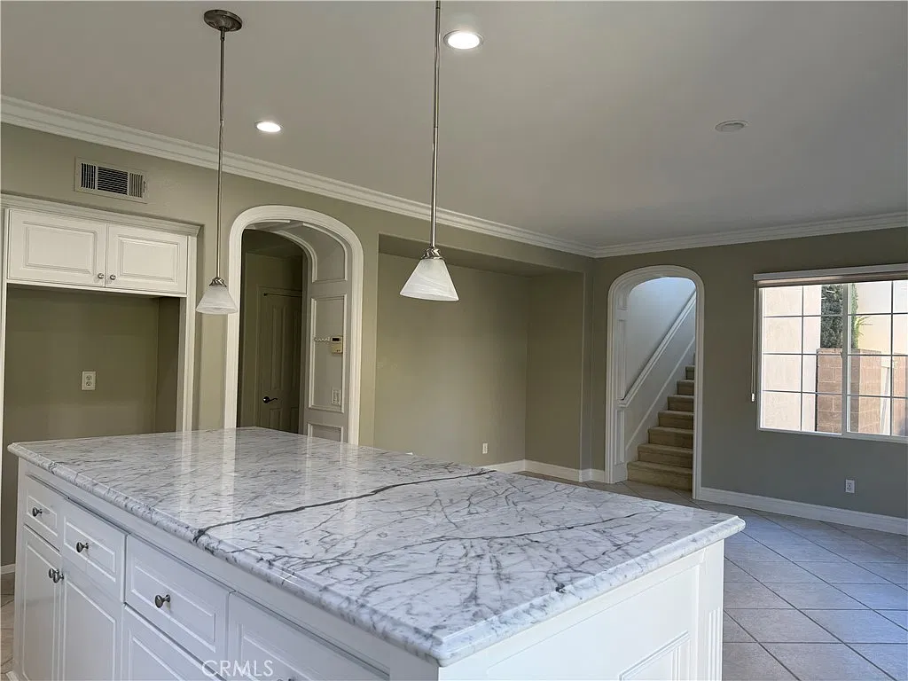 3 bed, 2.5 bath, 1663 sqft, $4,200 — Photo 3