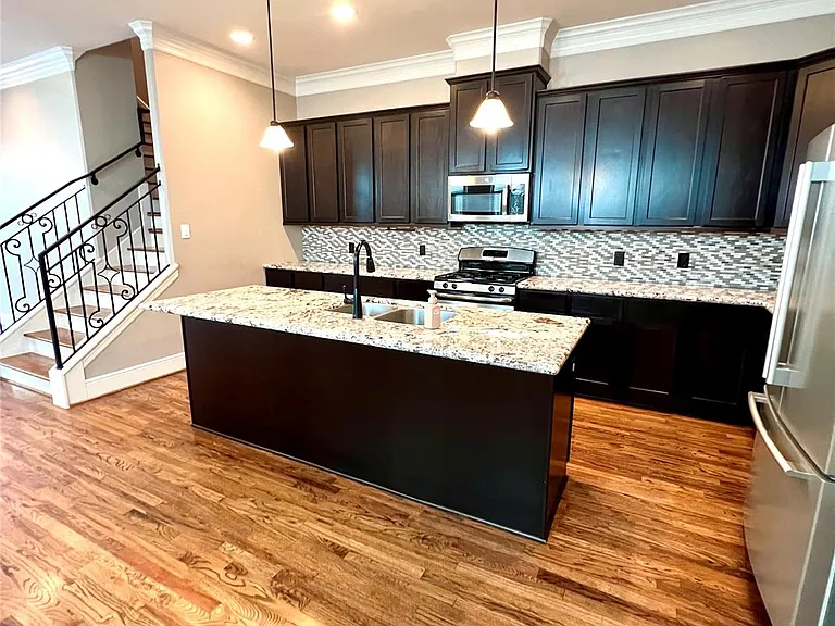 1818 Edwards St — Photo 5