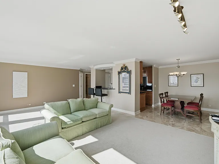 111 E Chestnut St #42F — Photo 10