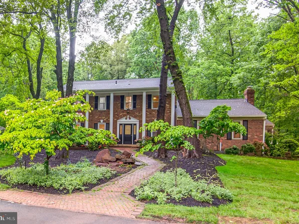 11923 Fallen Holly Ct, Great Falls, VA 22066