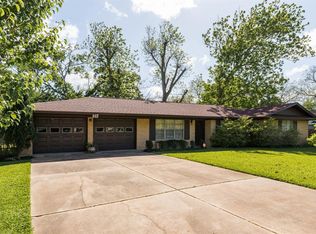 117 Southern Oaks Dr, Lake Jackson, TX 77566
