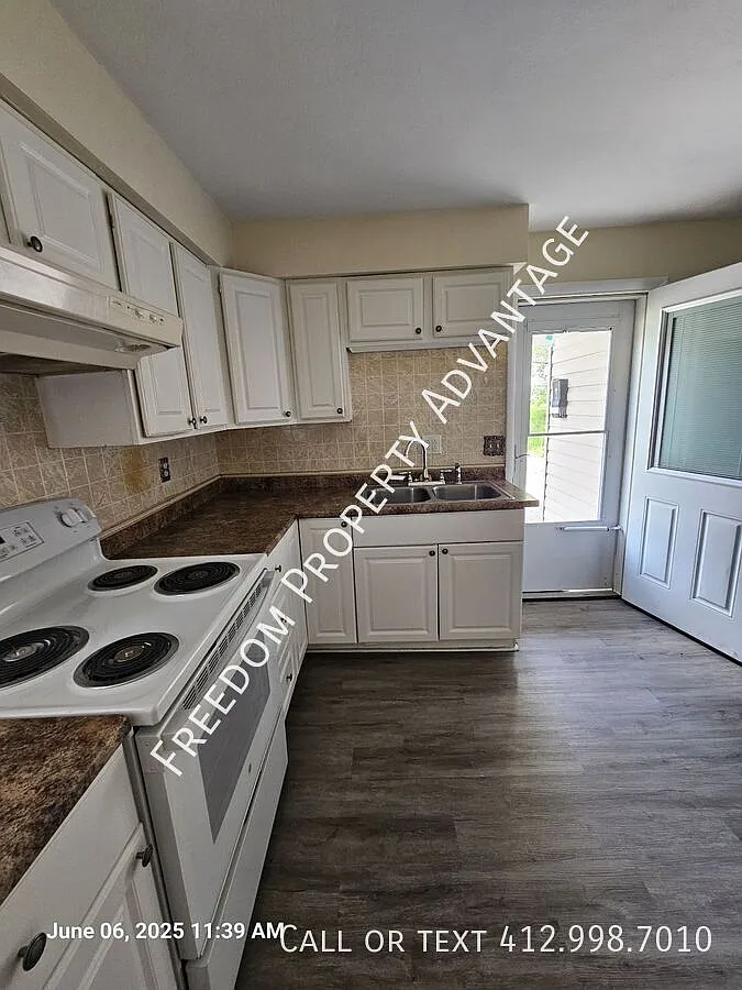 130 Hall Ave Bottom Unit - Washington — Photo 2