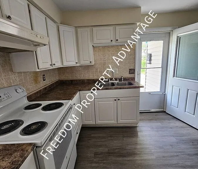 130 Hall Ave #BOTTOM — Photo 2