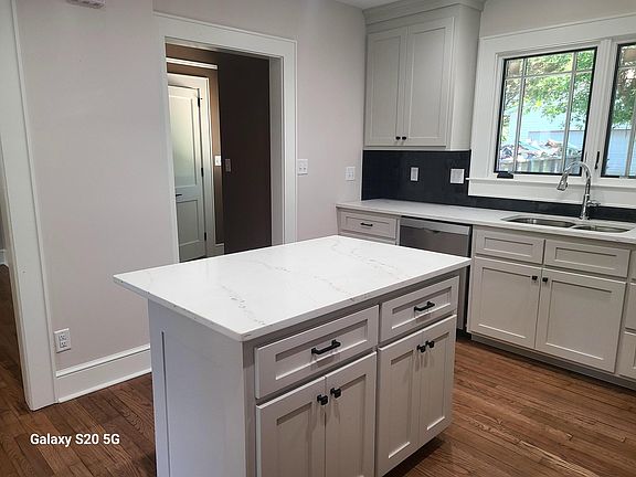 Additional kitchen island