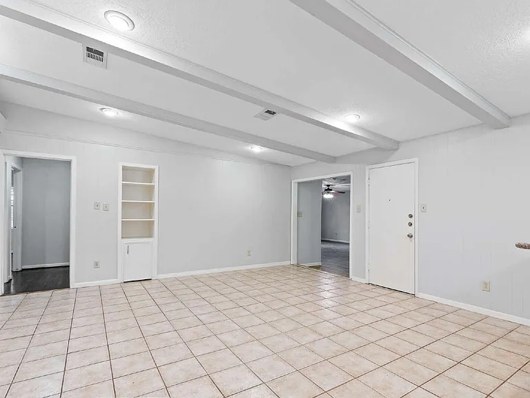 118 E Thornton Rd — Photo 4