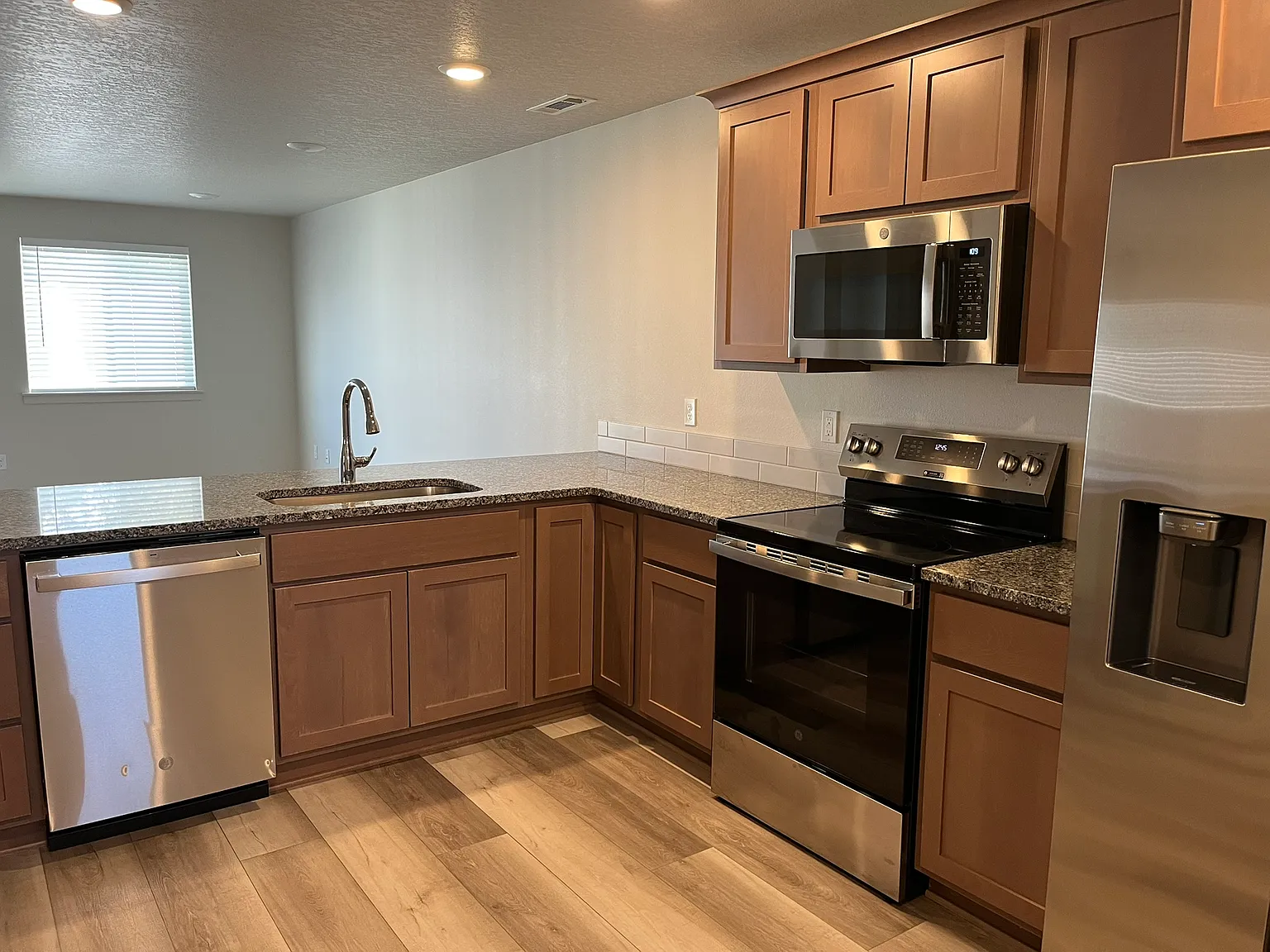 2 bed, 975 sqft, $1,900 — Photo 4