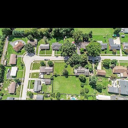 3rd image of 136 Woodmont Dr