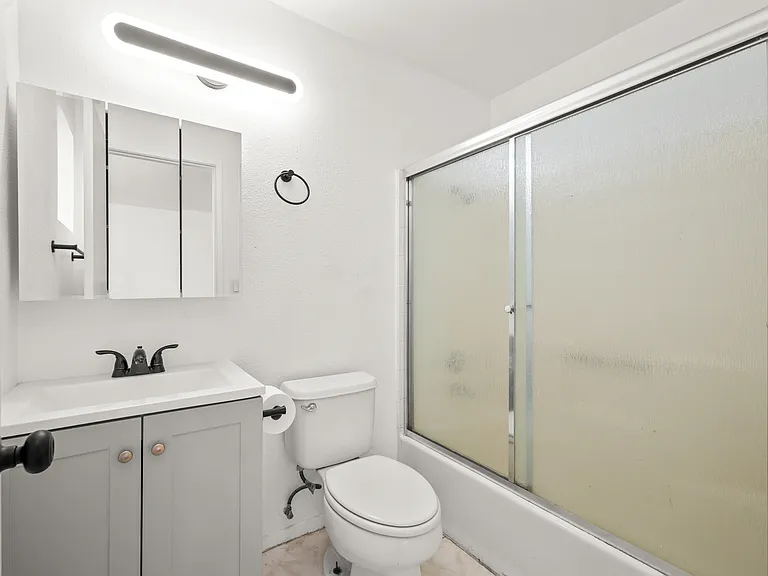 2343 E 17th St #202 — Photo 10