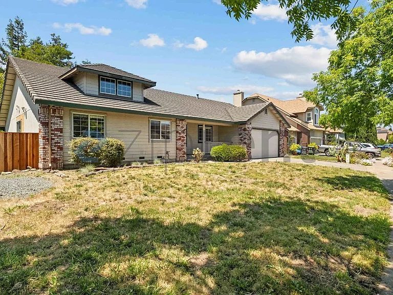 1425 Country Manor Dr — Photo 2