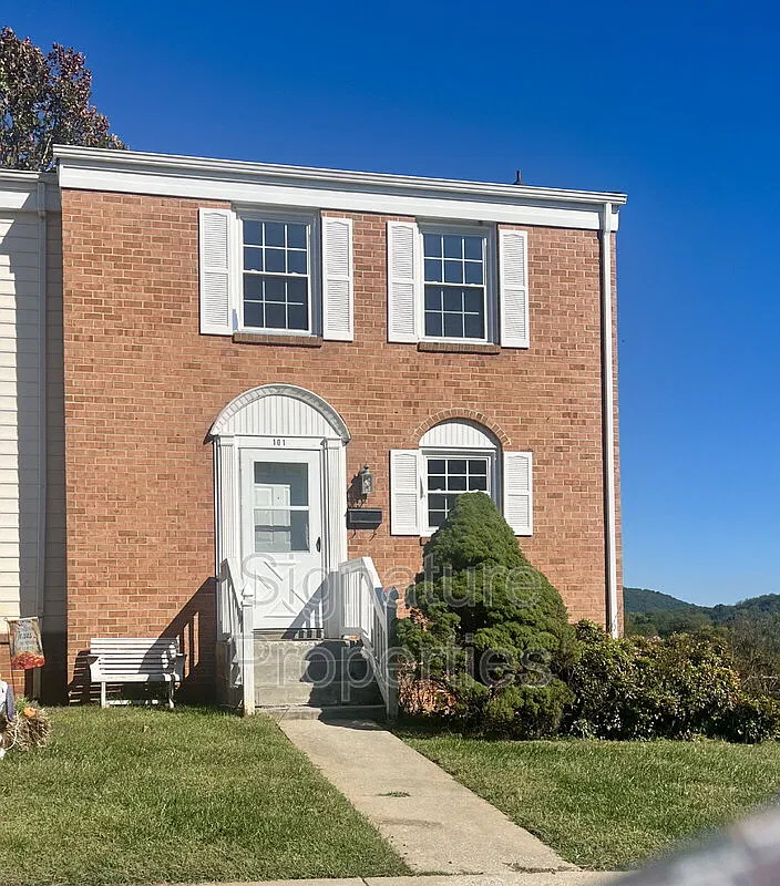 3 bed, 2.5 bath, 1980 sqft, $1,400 — Photo 1