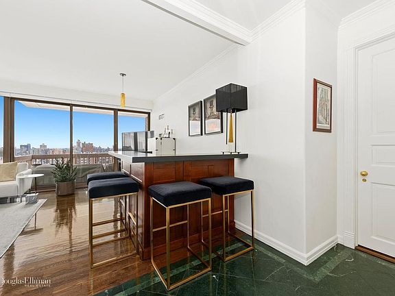 3rd image of 200 E 69th St APT 36A