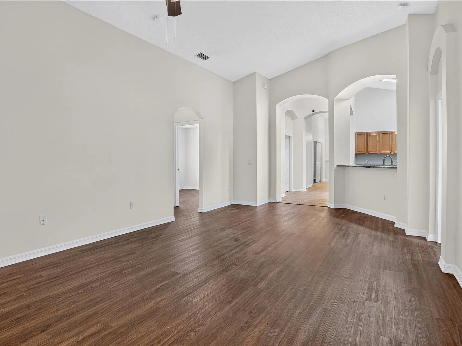 5 bed, 2028 sqft, $2,799 — Photo 3