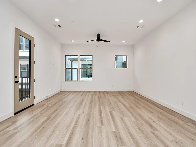 2313 Eagle St — Photo 14