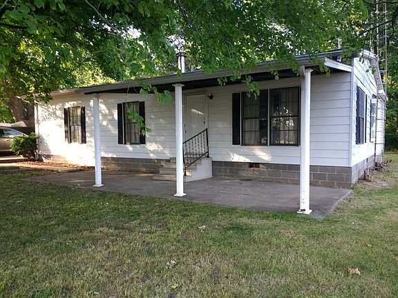 Covered patio in front