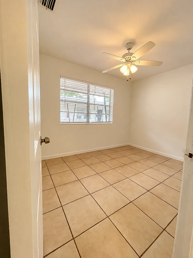 105 SW 18th Ave — Photo 4