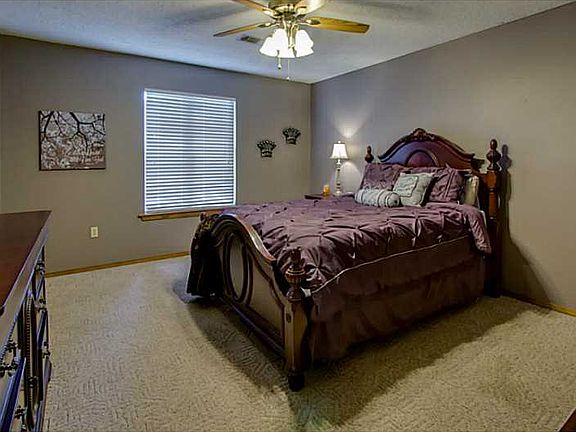 5th image of 300 Canterbury Dr