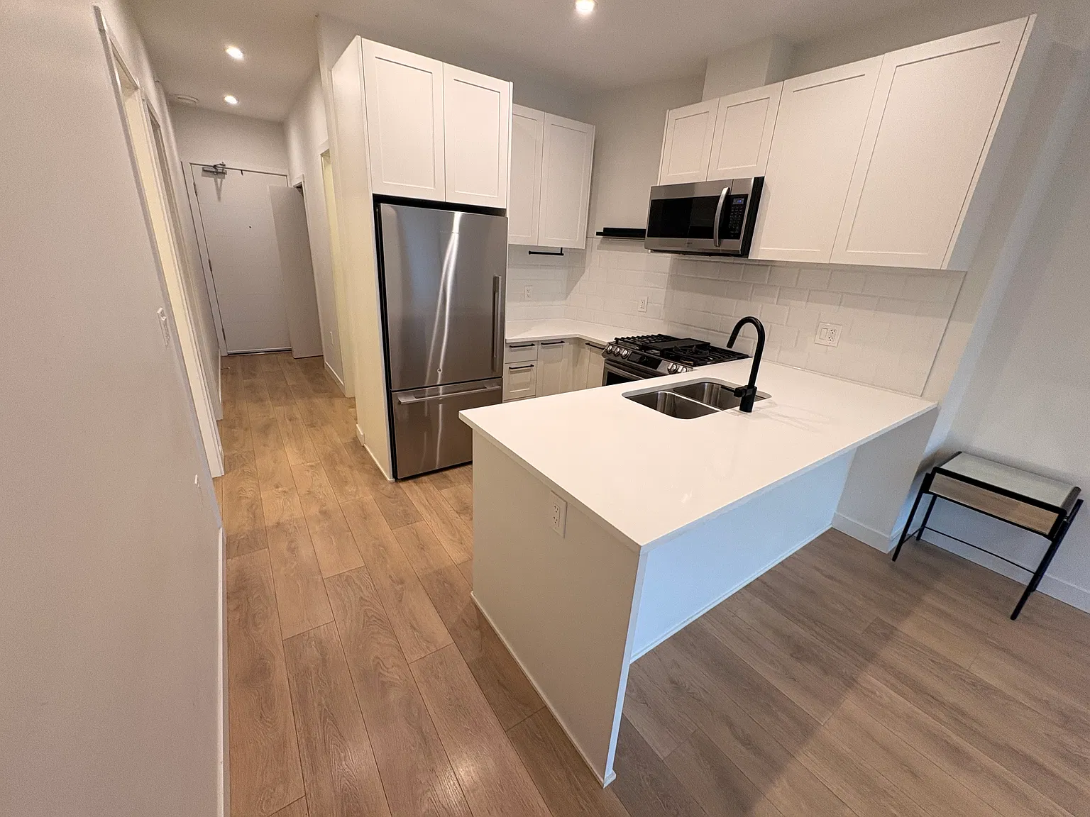 2 bed, 754 sqft, $2,075 — Photo 3
