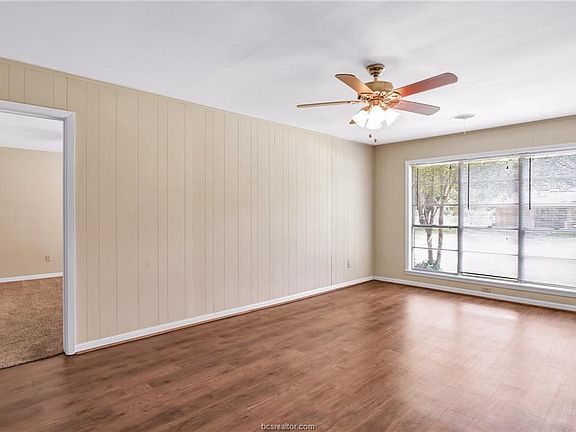 3rd image of 706 Pershing Dr