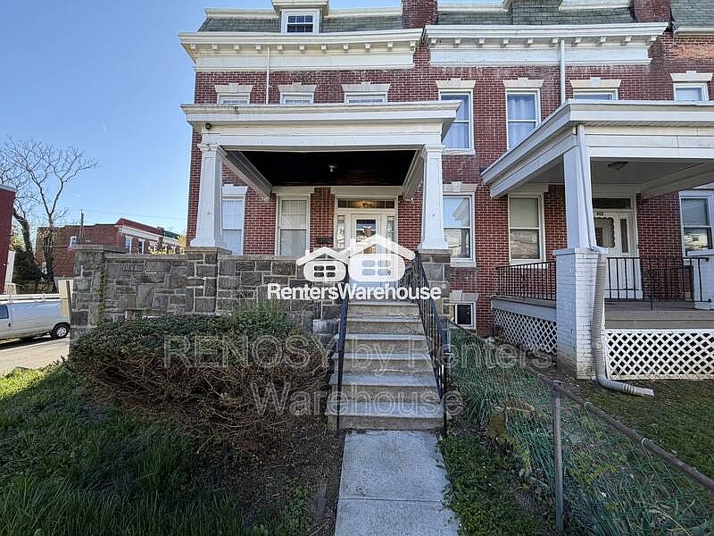 1st image of 400 Lyndhurst St