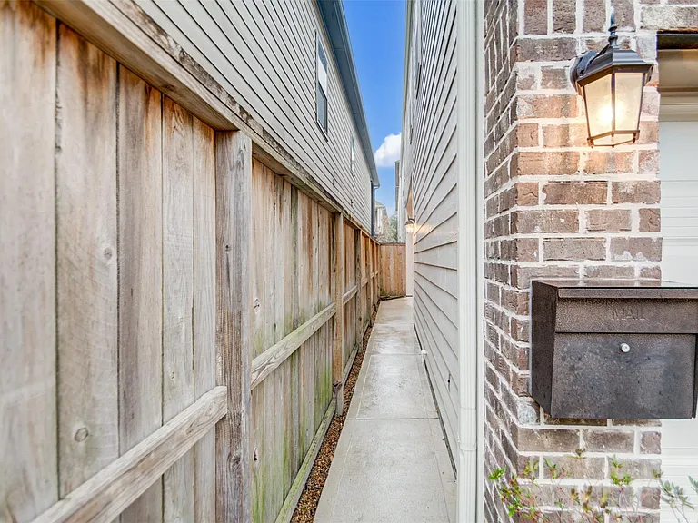 5941 Kansas St — Photo 2