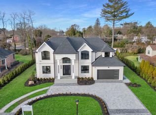 19 Percheron Ln, Roslyn Heights, NY 11577