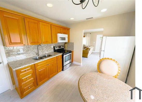 4th image of 1270 SW 11th Ave APT A