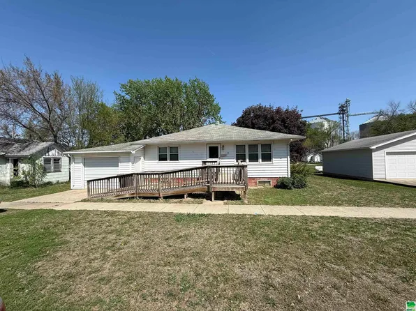 104 S 4th Ave, Washta, IA 51061