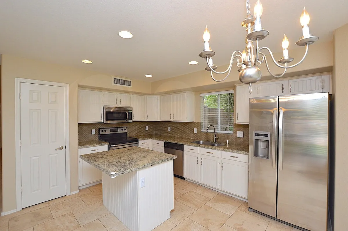 4 bed, 2.5 bath, 2018 sqft, $2,799 — Photo 3