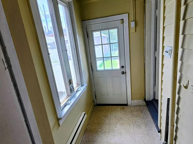 424 E Locust St — Photo 8