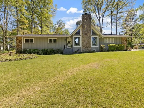 5097 Rock Glen Dr, Stone Mountain, GA 30088