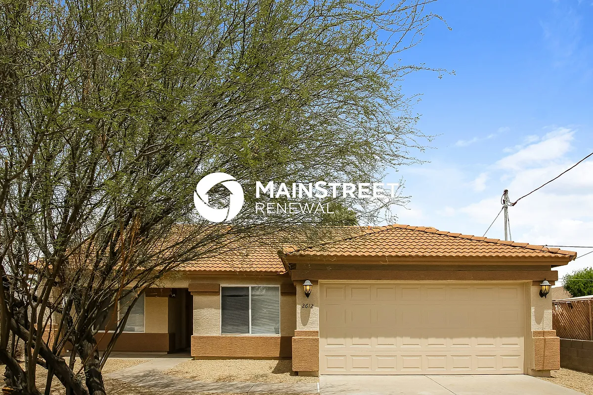 Front View - 2612 E Paradise Ln