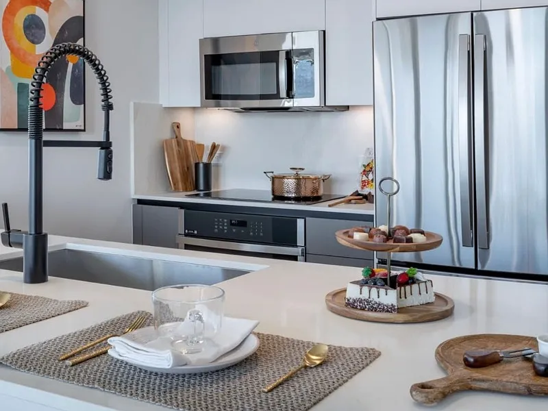 1 bed, 1.0 bath, 527 sqft, $2,440 — Photo 2