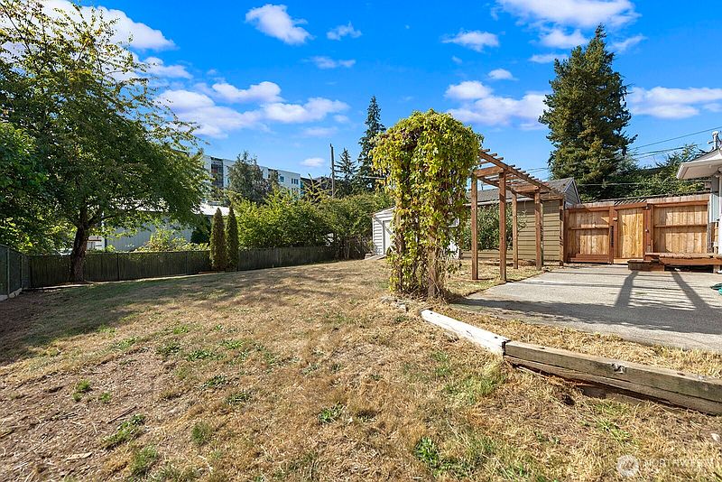 5th image of 829 NE 189th Street