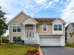 1 Laurel Ct, South Elgin, IL 60177